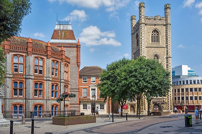 St Laurence Church and the neighbouring Town Hall in Reading
