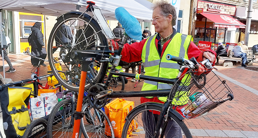 photo showing Dr. Bike repairing a bike in Reading town centre