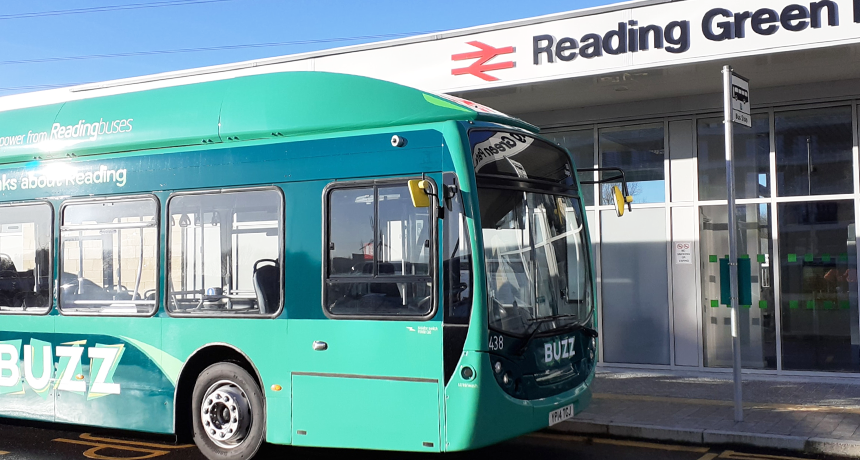 photo of buzz 9 bus outside Reading Green Park train station
